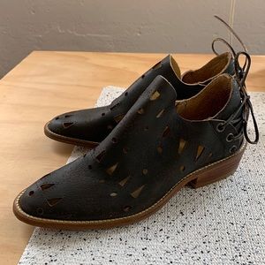 NWOT Musse & Cloud Black and Brown Leather Geometric Perforated tie-back Shoe